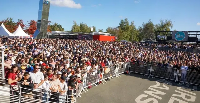 photo  sur l’esplanade du village du circuit bugatti du mans (sarthe), des milliers de spectateurs espèrent apercevoir les youtubeurs en lice au gp explorer.  &copy;  ouest-france 