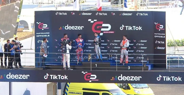 photo  pierre fillon, président de l'aco (automobile club de l'ouest) et squeezie, le youtubeur à l'oriigne de la course gp explorer sameid 8 octobre 2022 sur le circuit bugatti du mans (sarthe). sur sa chaine twitch, l'évenement est regardé par plus de 970 000 personnes : il établit ainsi le record de france de la plateforme !  &copy;  capture d'écran twitch/squeezie 