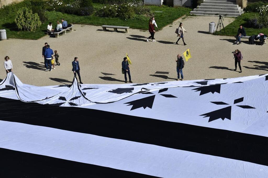 VIDÉOS - Un drapeau breton géant dessiné sur une plage de Bretagne