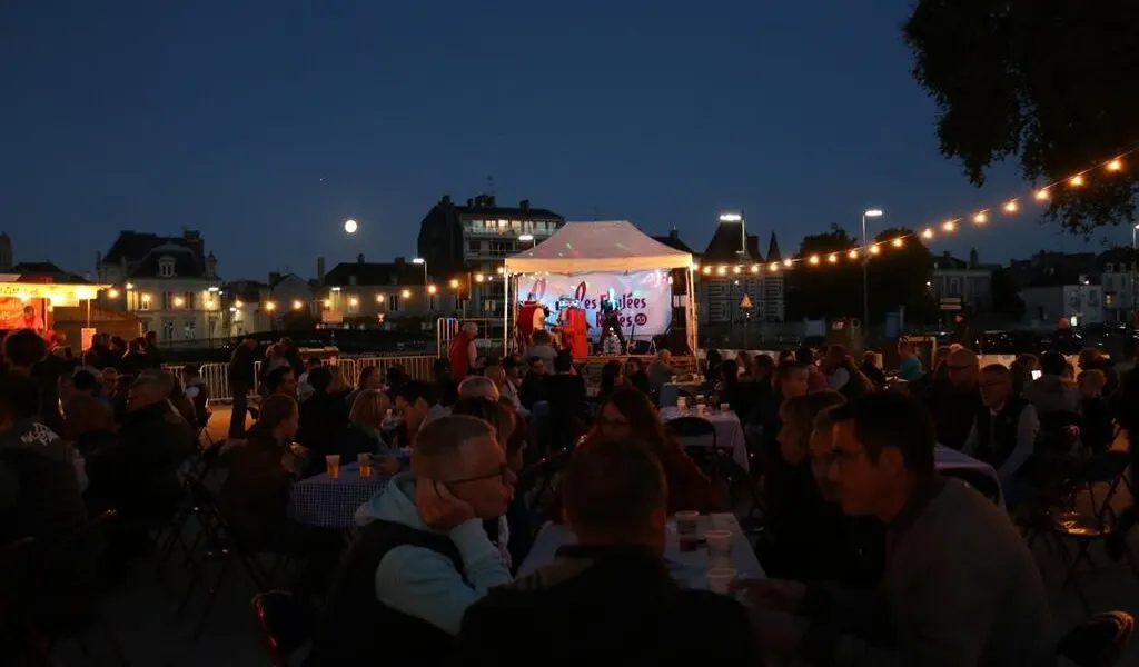 EN IMAGES. Pour la 10e édition des Foulées roses, une guinguette réussie à Laval ce samedi soir