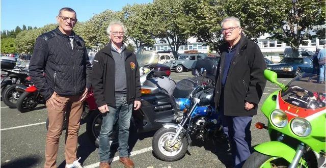 photo  didier bezannier, le maire didier reveau et eric papillon son adjoint en charge de la jeunesse et des sports.  &copy;  le maine libre 