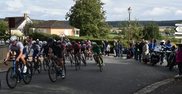photo  le peloton au passage de la cote de montmirail.  &copy;  le maine libre 