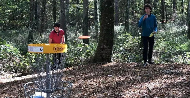 photo  le mans, samedi 8 octobre 2022. mathis, ici à l’entraînement, avant de se lancer sur le parcours de l’après-midi, un 18 trous, entre les etangs-chauds et l’arche de la nature.  &copy;  le maine libre 