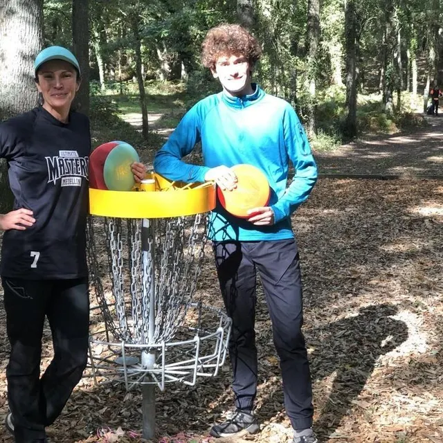 photo maria et mathis à l’arrivée du n° 4 sur le parcours de l’arche de la nature qu’ils ont effectué en deux coups pour maria et trois pour mathis.  ©  le maine libre