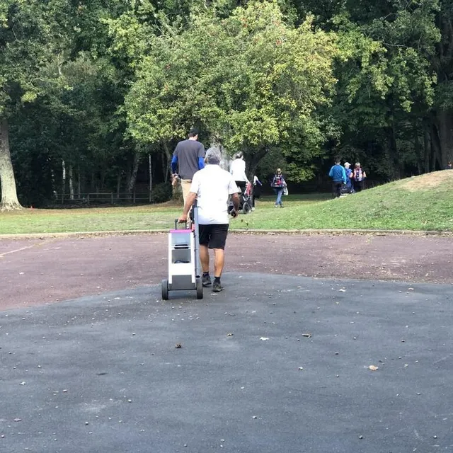 photo comme pour le golf, certains joueurs ont leur charriot.  ©  le maine libre