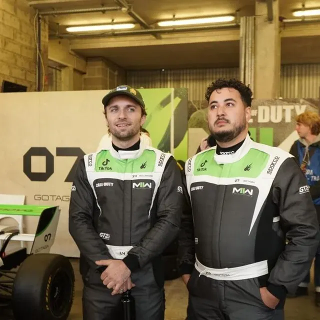 photo squeezie et gotaga patientent dans les stands du circuit bugatti au mans (sarthe) avant la séance d’essais libres du gp explorer, samedi 8 octobre 2022.  ©  ouest-france