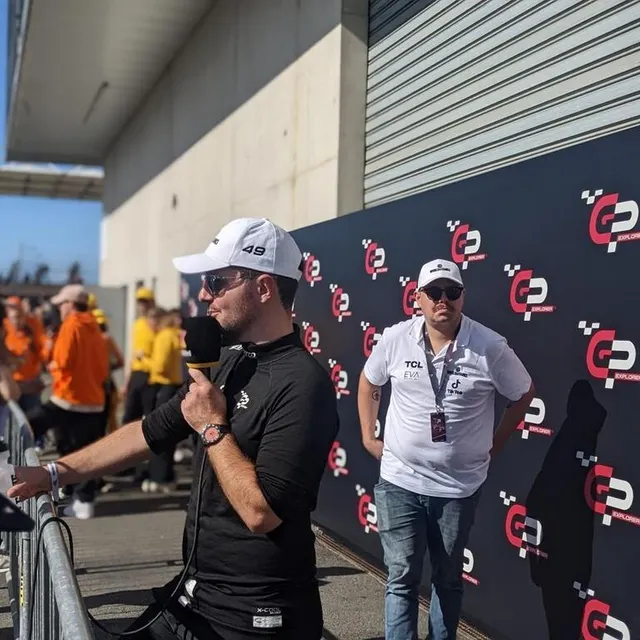 photo amixem au premier plan et étienne moustache au second plan, dans la zone mixte pour donner quelques interviews aux journalistes présents. ils formaient l’écurie n° 5. et travaillent ensemble sur youtube depuis environ 2020.  ©  ouest-france