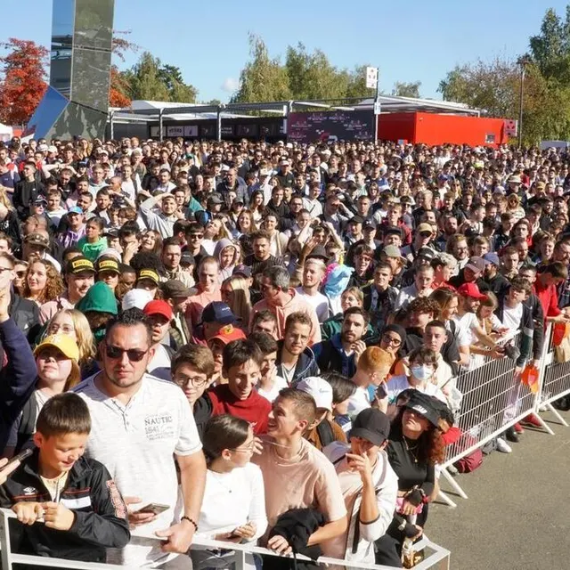 photo les spectateurs ont pu acclamer d’un peu plus près les stars de youtube et de twitch en milieu de journée après les essais.  ©  ouest-france