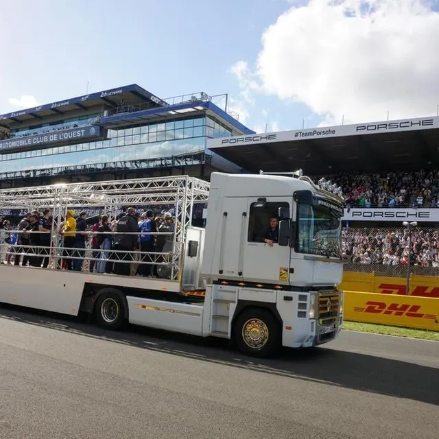 photo squeezie et ses 21 autres compères youtubeurs ont salué le public à bord d’un camion ouvert, avant la course du gp explorer.  ©  ouest-france