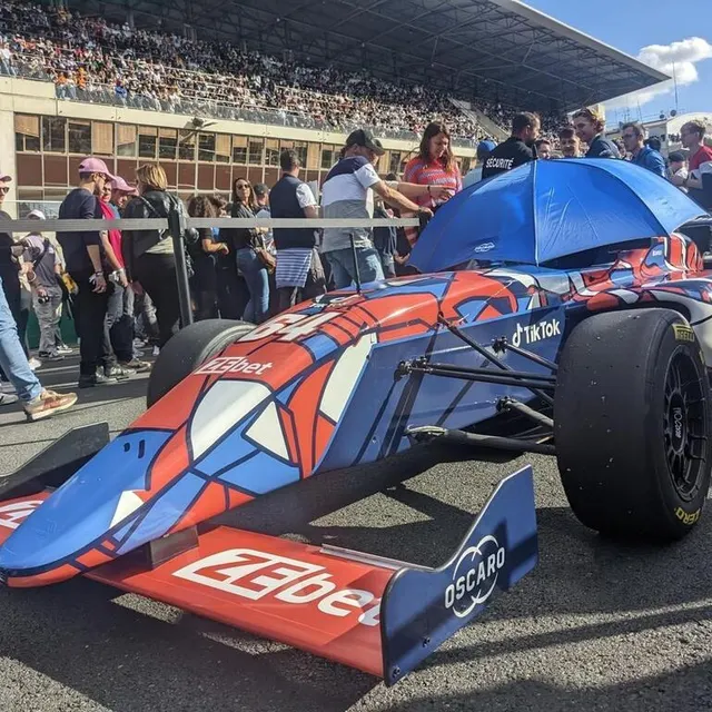 photo la voiture de f4 de depielo admirée par le public lors du grid walk. celui qui décrypte la f1 sur youtube a signé la pole position en qualification.  ©  ouest-france