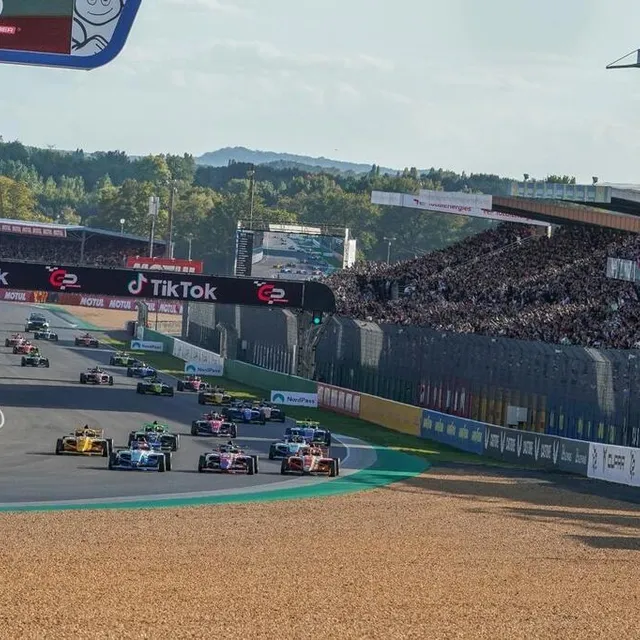 photo la course de f4 gp explorer, à laquelle participaient 22 youtubeurs ou streamers de jeux vidéo, dont trois femmes, a débuté à 17 h après un tour de formation, samedi 8 octobre au mans.  ©  ouest-france