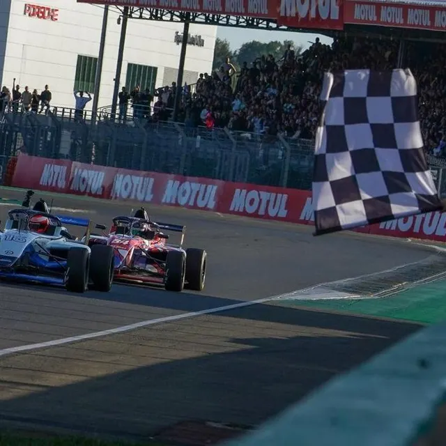 photo sylvain lévy, de vilebrequin, passe la ligne d’arrivée, suivi de près par depielo. tout au long de la course, les deux youtubeurs se sont livrés un duel sur la piste du circuit bugatti, au mans (sarthe), lors du gp explorer.  ©  ouest-france