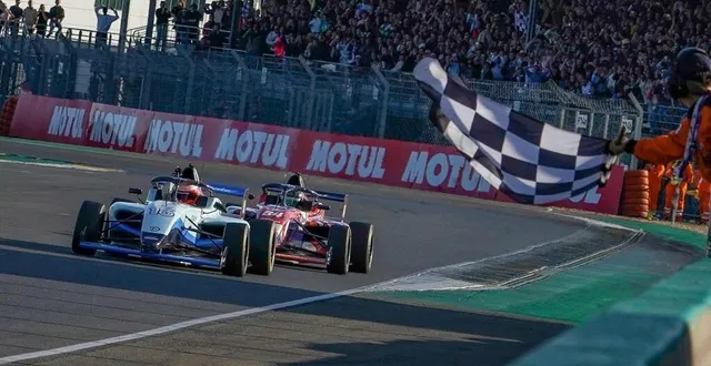 photo  sylvain levy a remporté la première édition du gp explorer devant depielo.  &copy;  photo : ouest-france 