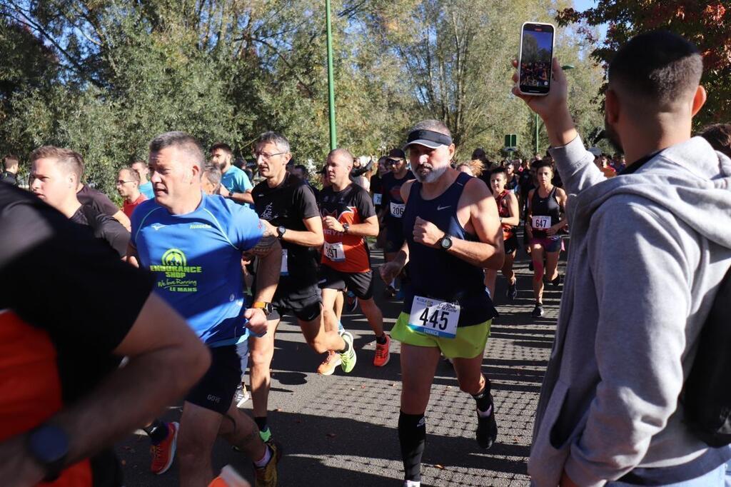 500 Coureurs Sur La Ligne De Départ Des 10 Km De La Flèche - Le Mans ...