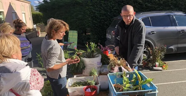 photo  visiteurs et exposants échangent plantes et conseils dans la convivialité.  &copy;  ouest-france 