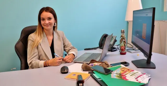 photo  servane lanoë, dans son bureau, rue pasteur, à sablé-sur-sarthe, jeudi 22 septembre 2022.  &copy;  ouest-france 