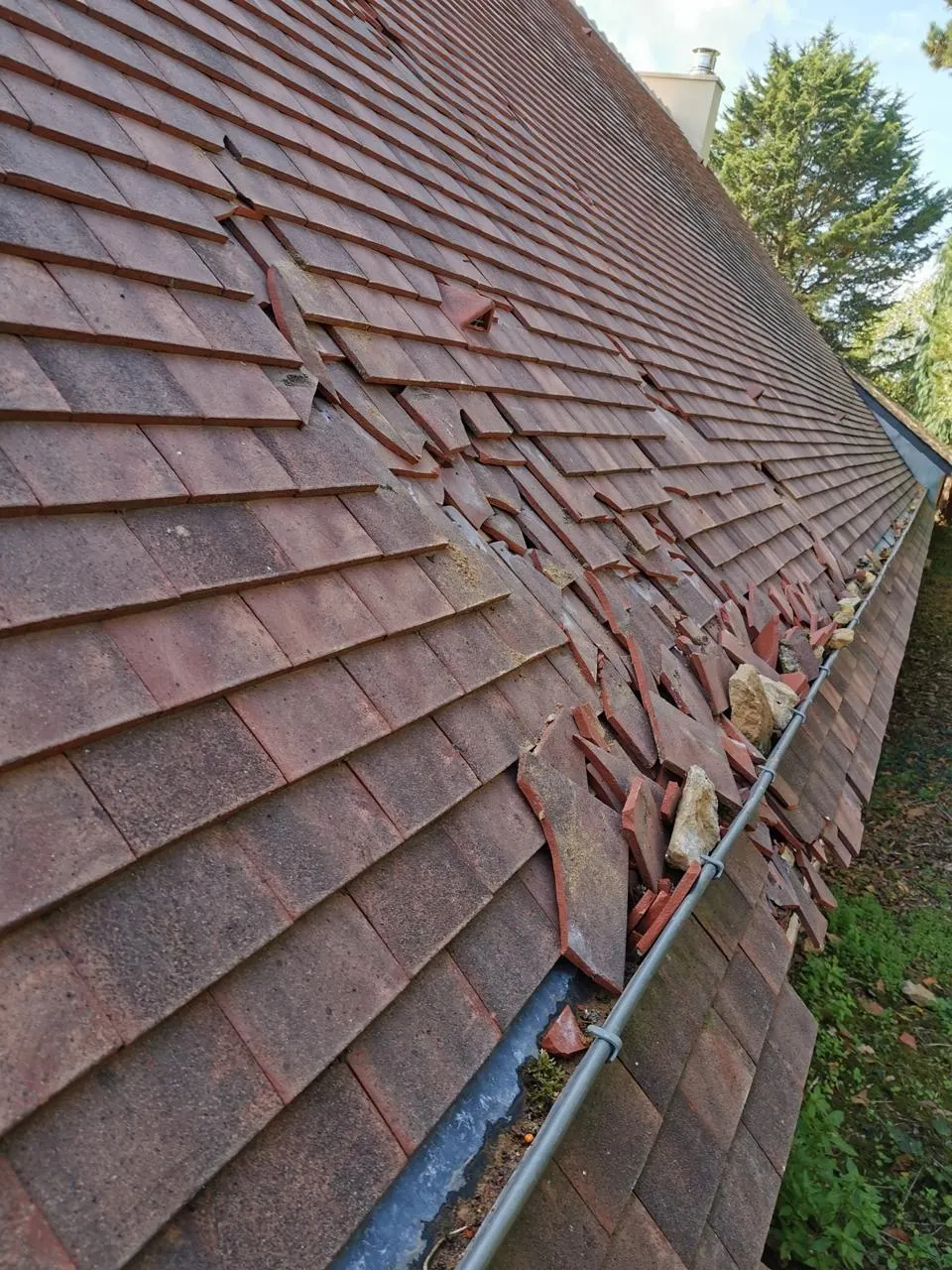Des grosses pierres envoyées sur une toiture à VillonslesBuissons, près de Caen