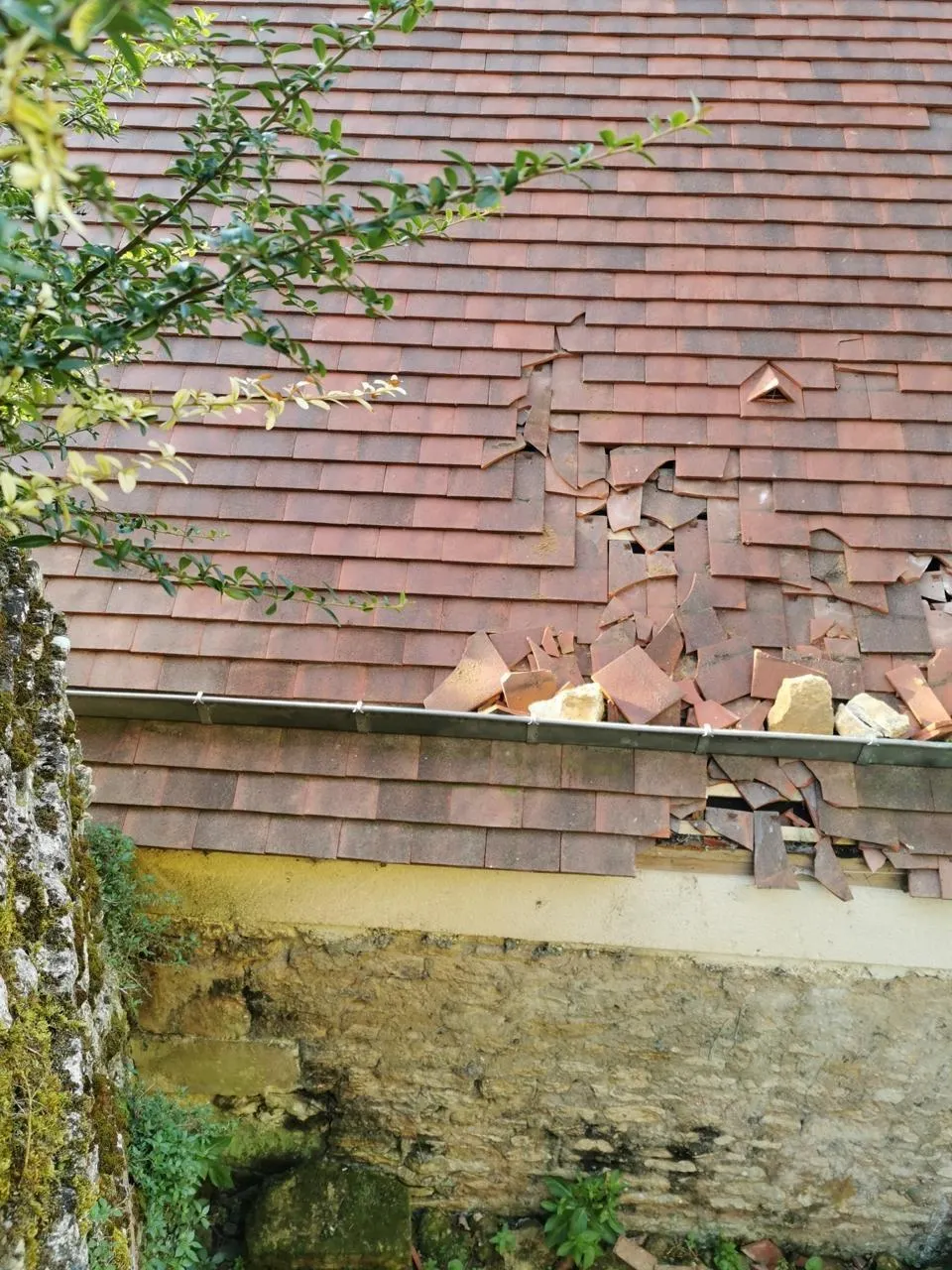 Des grosses pierres envoyées sur une toiture à VillonslesBuissons, près de Caen