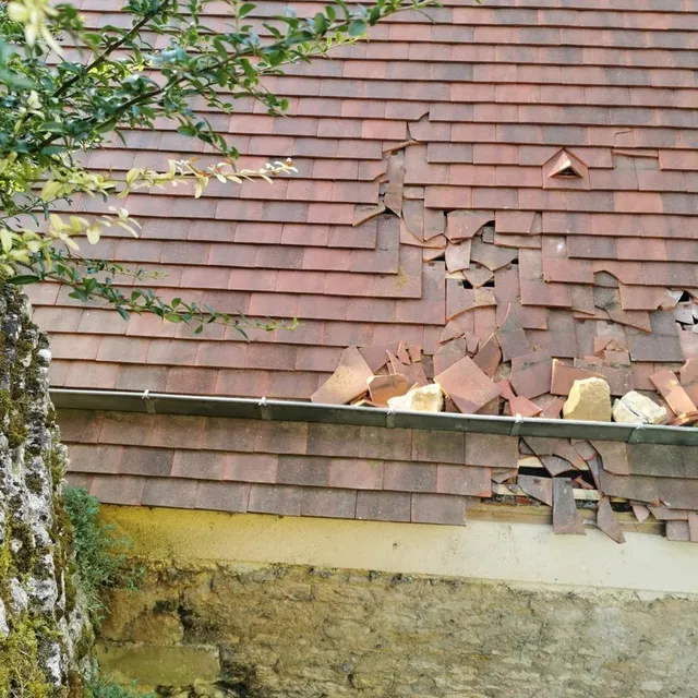 Des grosses pierres envoyées sur une toiture à VillonslesBuissons