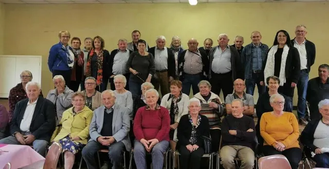 photo  avant le repas, tout le monde a posé pour la traditionnelle photo de groupe. 