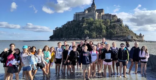 photo  une partie du groupe devant le mont-saint-michel.  &copy;  ouest-france 