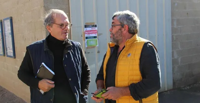 photo  le maire de bazouges-cré sur loir, gwénaël de sagazan et hervé bois, adjoint notamment en charge des bâtiments, ont fait le choix de chaudières à bois pour remplacer les chaudières au fioul. un réseau de chaleur sera créé entre la mairie, l’école et l’accueil périscolaire.  &copy;  ouest-france 