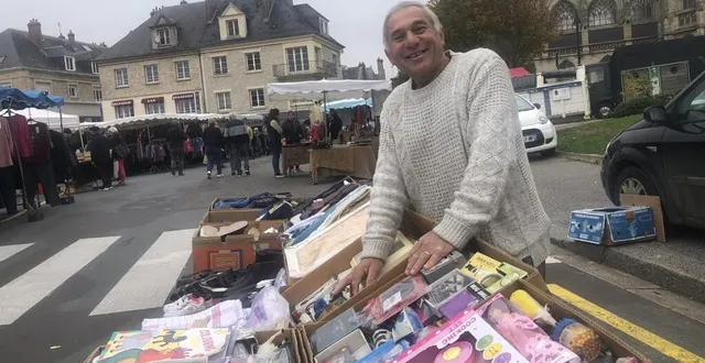 photo  chaque mardi, avi segal installe son étal devant la poste d’argentan (orne).  &copy;  ouest-france 