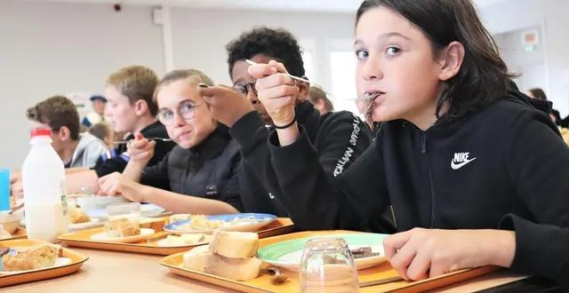 photo  lundi 10 octobre 2022, la quatorzième édition de la semaine du goût était lancée en sarthe, au collège alfred-de-musset, à ecommoy, avec la participation de l'association des 19 bonnes tables sarthoises. ici, des élèves de 5e, esteban (à droite) et robben.  &copy;  ouest-france 