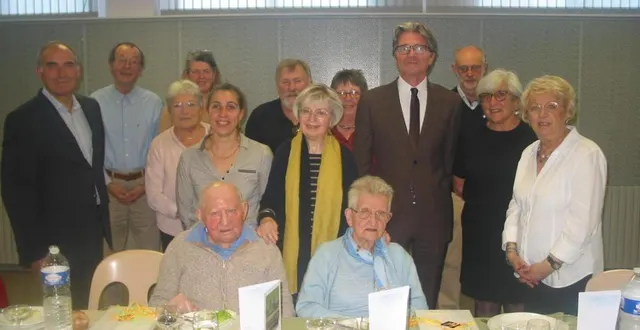 photo  les doyens d’échauffour (orne) entourés des élus, des membres du ccas et du conseil municipal  &copy;  . ouest-france 