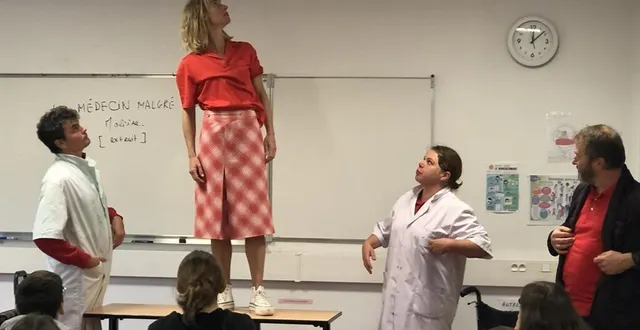 photo  les quatre comédiens ont fait des apparitions surprise dans les classes. ici au collège du val-d’oudon, lundi 10 octobre.  &copy;  ouest-france 