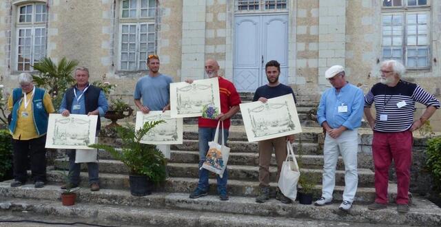 photo les lauréats des pépites botaniques avec jean-marie morel (à droite), adjoint cadre de vie et environnement à la municipalité de la haye-fouassière.