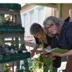 photo  nadine, co-organisatrice du troc plantes, n’est pas avare de conseils et toujours dans la bonne humeur, 