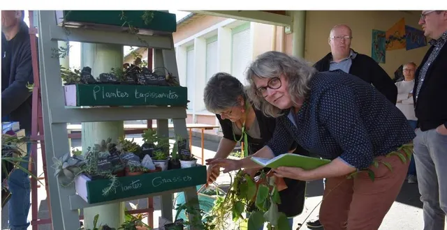 photo  nadine, co-organisatrice du troc plantes, n’est pas avare de conseils et toujours dans la bonne humeur,  &copy;  le maine libre 