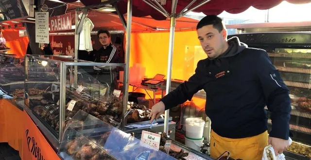 photo  le mans, marché des jacobins, dimanche 9 octobre 2022. pour franck de la rôtisserie du marché, pas de différence majeure, les clients sont toujours très friands de ses produits. « le poulet du dimanche, c’est sacré ».  &copy;  le maine libre 