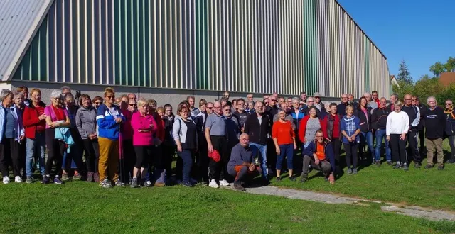 photo  savignéens, cornéliens et des marcheurs des environs se sont retrouvés sur le chemin des parences.  &copy;  le maine libre 