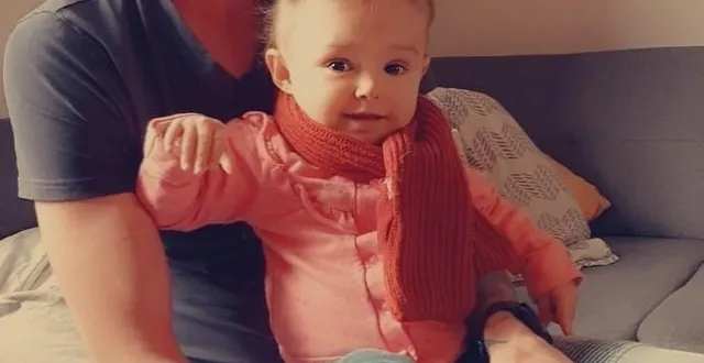 photo  la petite maylane dans les bras de son papa.  &copy;  dr 