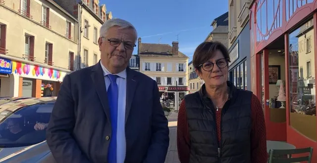 photo  marc maouche, délégué régional orange et brigitte gasseau, vice-présidente d’argentan intercom, ont présenté l’arrivée de la 5g dans les communes d’argentan et sarceaux (orne).  &copy;  ouest-france 