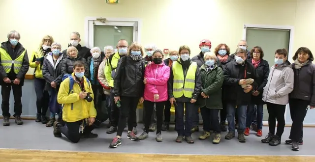 photo  bertrand linquette, président (genou à terre), entouré de marcheurs.  &copy;  ouest-france 