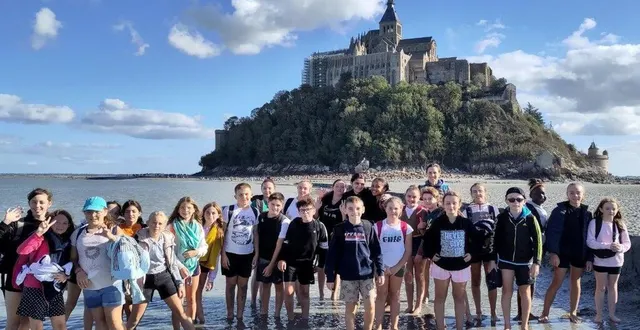 photo  une partie du groupe devant le mont-saint-michel.  &copy;  collège normandie-maine 