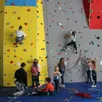 photo  robin rallo, licencié au club, initie les enfants à l’escalade. 