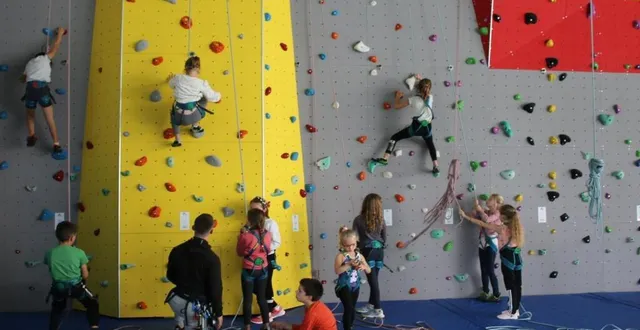 photo  robin rallo, licencié au club, initie les enfants à l’escalade.  &copy;  ouest-france 