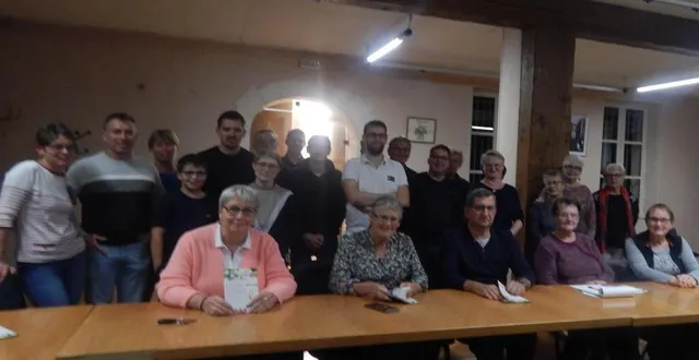 photo  les bénévoles sont prêts pour la fête de la pomme du dimanche 16 octobre.  &copy;  le maine libre 