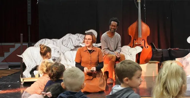 photo  daisy et florent, de la compagnie sarthoise fais pas ci, fais pas ça, ont échangé avec les petits à l’issue de la représentation, vendredi 7 octobre 2022, à la salle des fêtes de parcé-sur-sarthe.  &copy;  ouest-france 