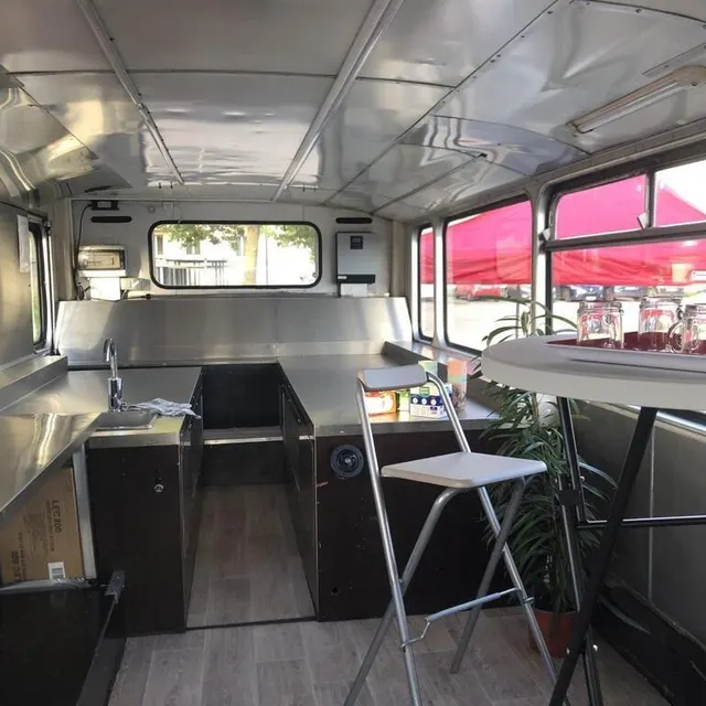 photo au rez-de-chaussée du bus des familles, qui sillonnera les communes de l’orne, un espace cuisine a été aménagé, pour que des ateliers puissent avoir lieu.  ©  ouest-france