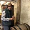 photo philippe rossignol, dans son chai, pour tester son chardonnay, qu’il fait vieillir en fût de chêne.
