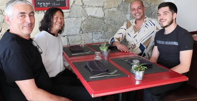 photo  patrick blanchard et line vu cèderont leur homme tranquille à partir de lundi 17 octobre à samir tine, ici au fond, avec jovani duchemin, le jeune cuisinier.  &copy;  ouest-france 