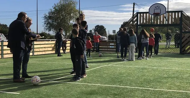 photo  antoine d’amécourt et alain cophignon jouaient les arbitres du tournoi inaugural du stade de la tour.  &copy;  ouest-france 