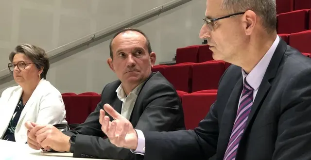 photo  stephan domingo, directeur de l’agence régionale de santé en sarthe, avec emmanuel franco, président du val de sarthe.  &copy;  le maine libre 