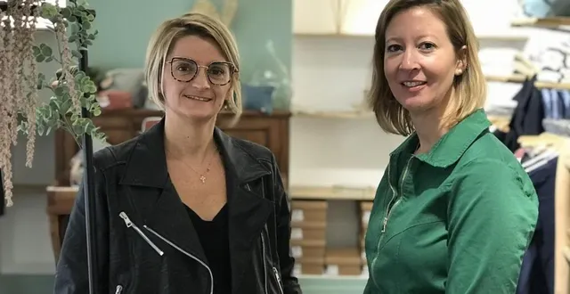 photo  marie-amélie lottin et aurélie brionne ouvrent leur boutique de prêt-à-porter féminin, ce vendredi 14 octobre 2022, rue de domfront à flers, dans l’orne.  &copy;  ouest-france 