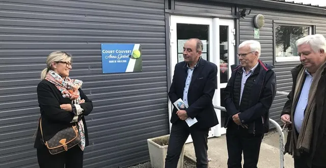 photo  stéphane terrier, le maire, guy lange, l’ancien maire, yves goasdoué, président de flers agglo, et la famille d’anna gerbet étaient présents pour découvrir la plaque en l’hommage de l’ancienne maire décédée.  &copy;  ouest-france 